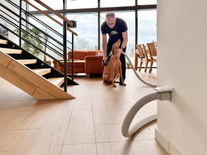 03: Hadice
ve zdi a kartáč na srst