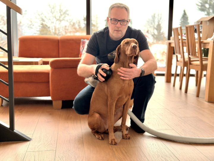 02:
Kartáč na srst